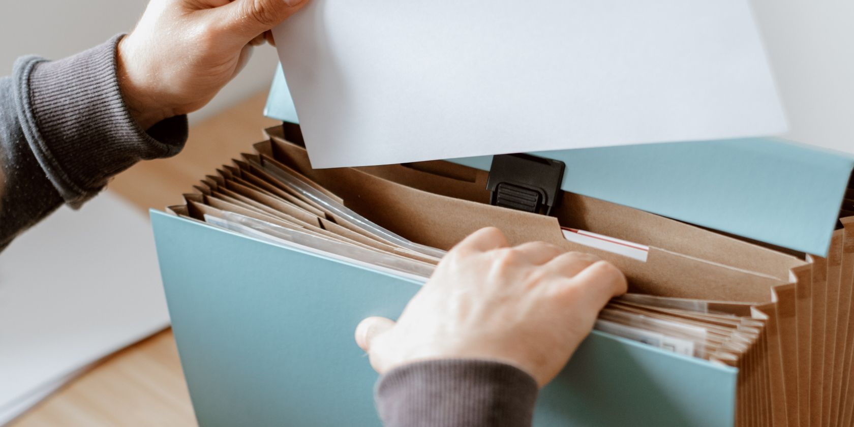 8 công cụ để giải nén bất kỳ tệp trực tuyến miễn phí nào Person opening blue briefcase with documents