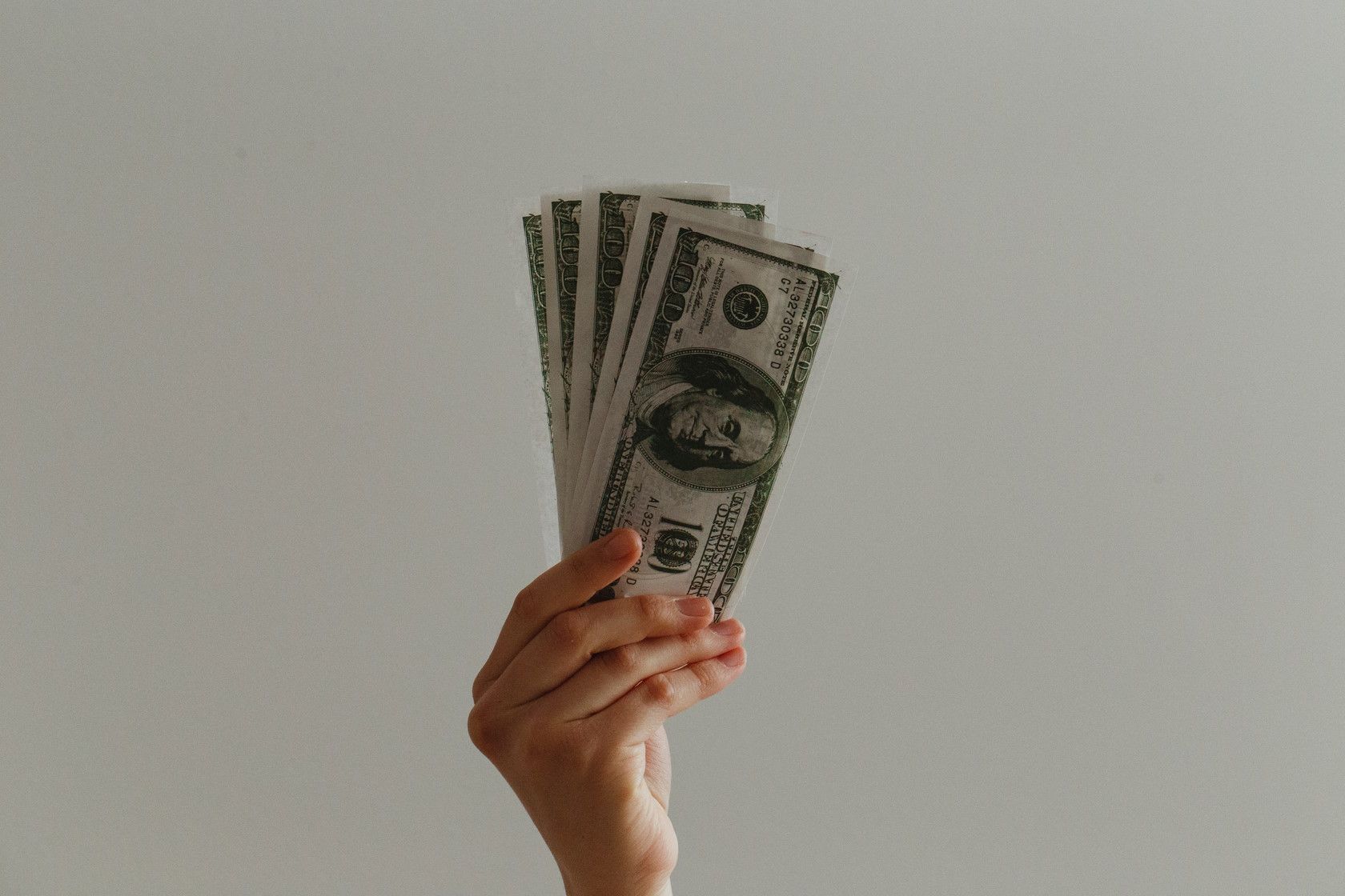 người cầm tiền giấy