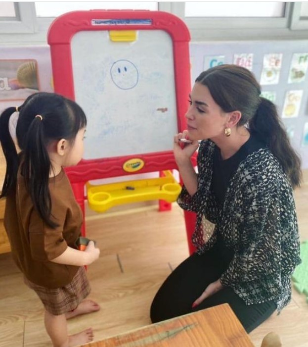 So sánh với hình ảnh mới nhất của con gái nhà Cường Đô La, thái độ khi học với cô giáo mới có gì đáng chú ý TechTimes Vietnam 1680778918 739 So sanh voi hinh anh moi nhat cua con gai TechTimes Vietnam So sánh với hình ảnh mới nhất của con gái nhà Cường Đô La, thái độ khi học với cô giáo mới có gì đáng chú ý