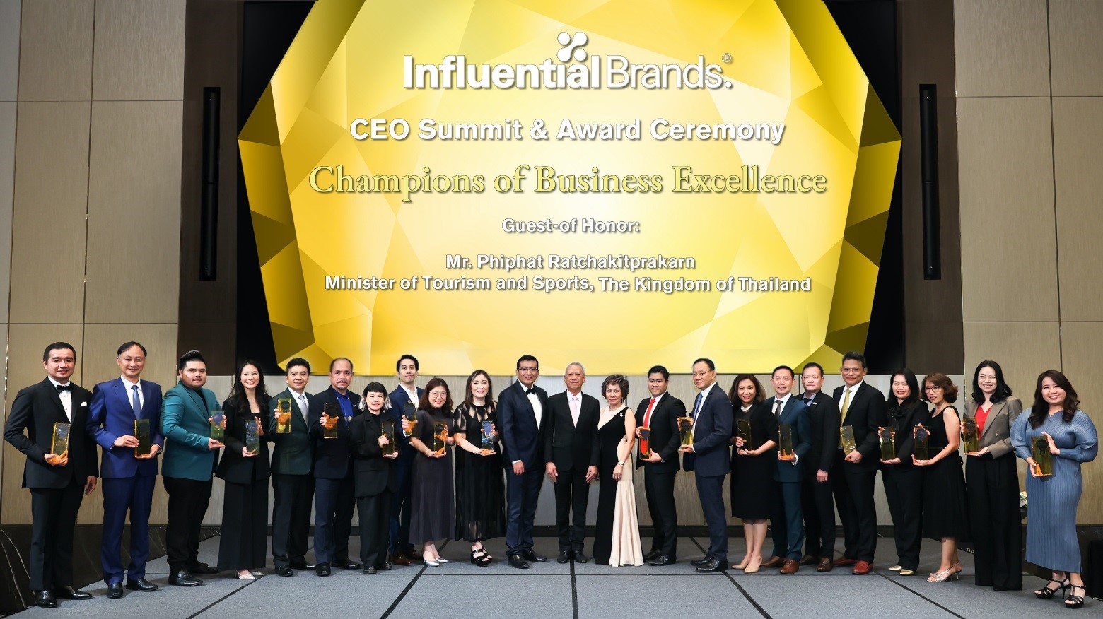 Khách mời danh dự, HE.  Phiphat Ratchakitprakarn, Bộ trưởng Bộ Du lịch và Thể thao và những người đoạt giải của Khách sạn Grand Chatrium ở Bangkok