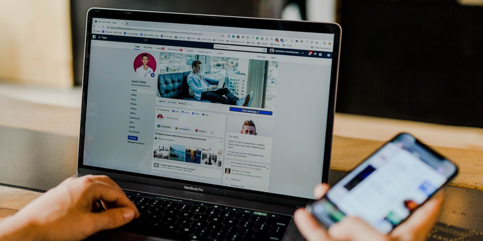 một người sử dụng LinkedIn trên máy tính xách tay và điện thoại thông minh