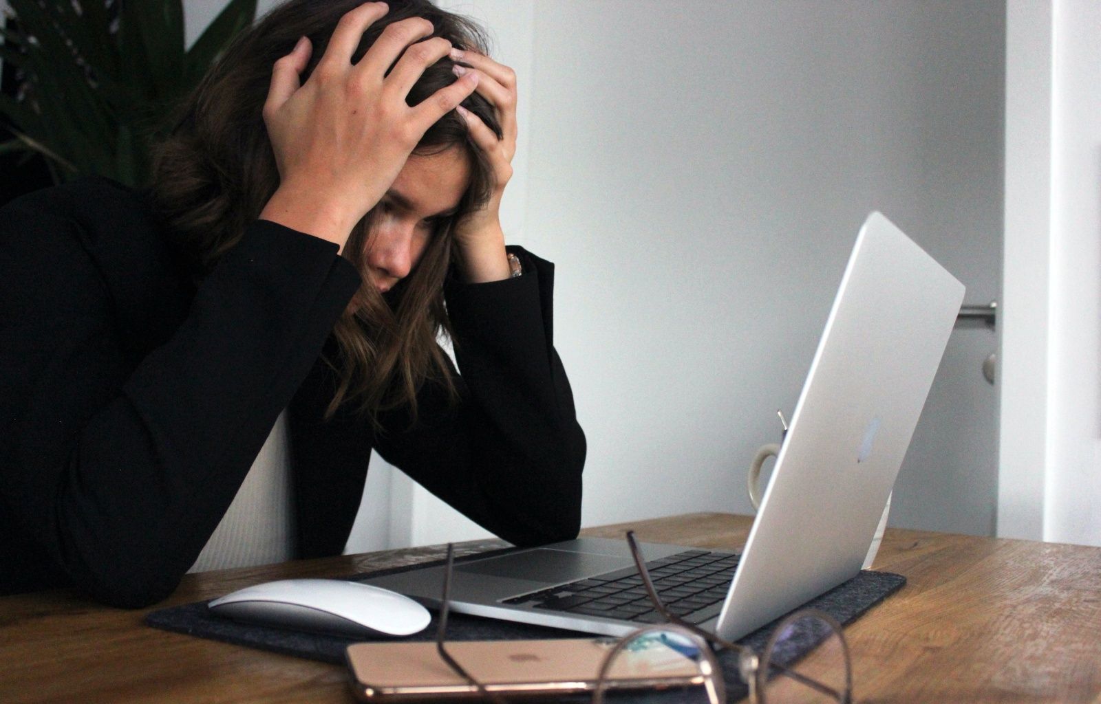 người phụ nữ bị căng thẳng và thất vọng