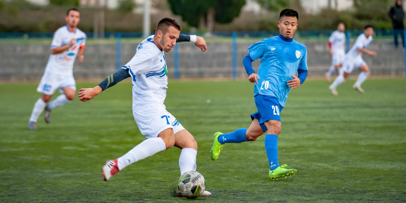 Người chuẩn bị đá bóng trên sân