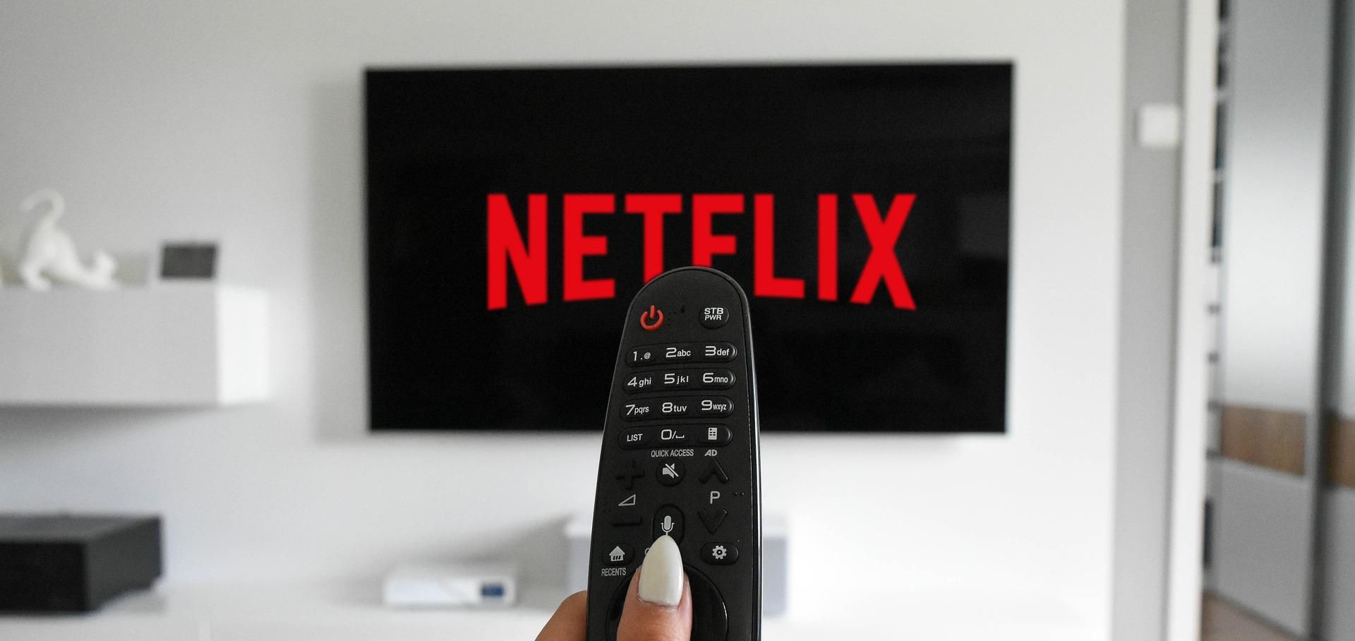 người sử dụng điều khiển từ xa để đưa netflix lên tivi
