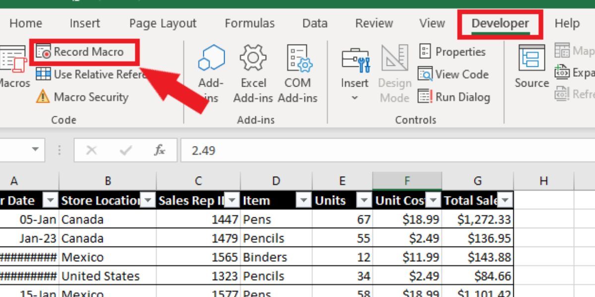 Dải băng Excel, Tab Nhà phát triển được chọn bằng mũi tên màu đỏ chỉ vào tùy chọn Ghi macro ở bên trái