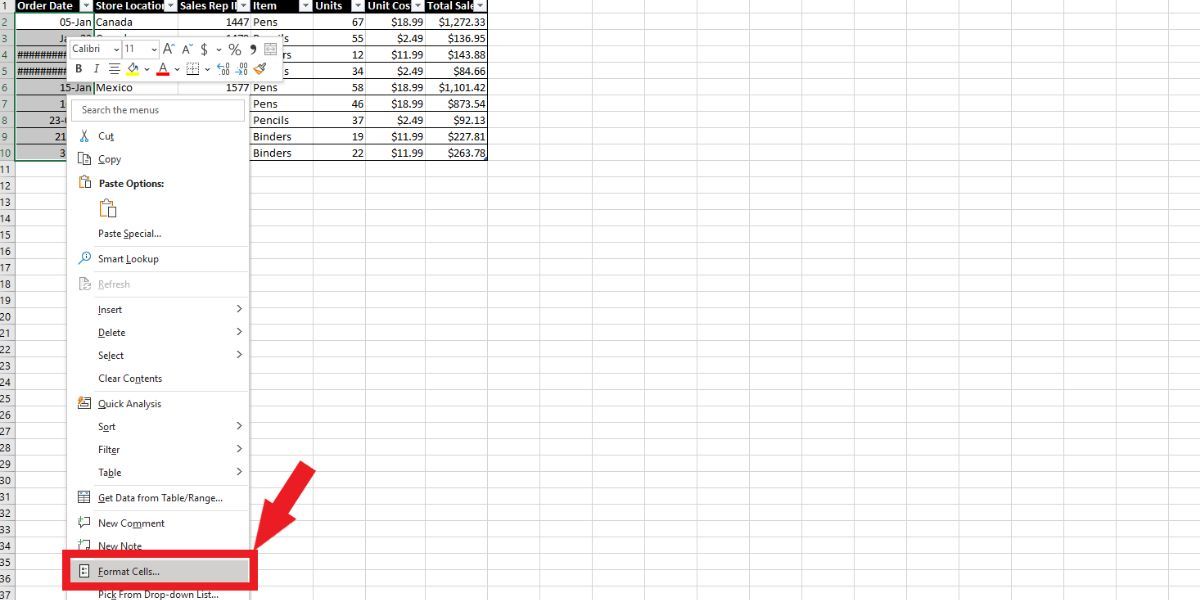 Bảng Excel với hàng ngày được chọn và menu nhấp chuột phải đang hiển thị.  có một mũi tên màu đỏ trỏ đến các ô định dạng