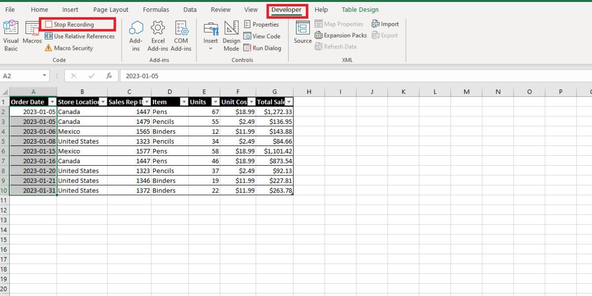 Dải băng Excel với tab Nhà phát triển được chọn và hộp màu đỏ xung quanh tùy chọn dừng ghi macro ở ngoài cùng bên trái