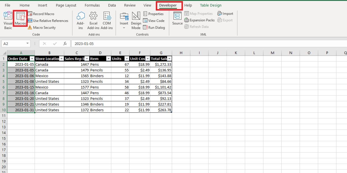Dải băng Excel với tab nhà phát triển được chọn và hộp màu đỏ xung quanh tính năng Macro ở ngoài cùng bên trái