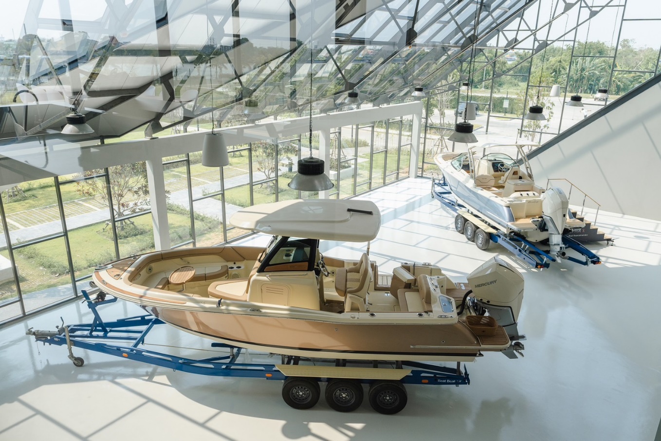 Trung tâm dịch vụ và phòng trưng bày Chris-Craft mới tại Riverdale Marina gần Bangkok, Thái Lan, trưng bày Calypso 24 (trên cùng) và Catalina 24 (dưới cùng).