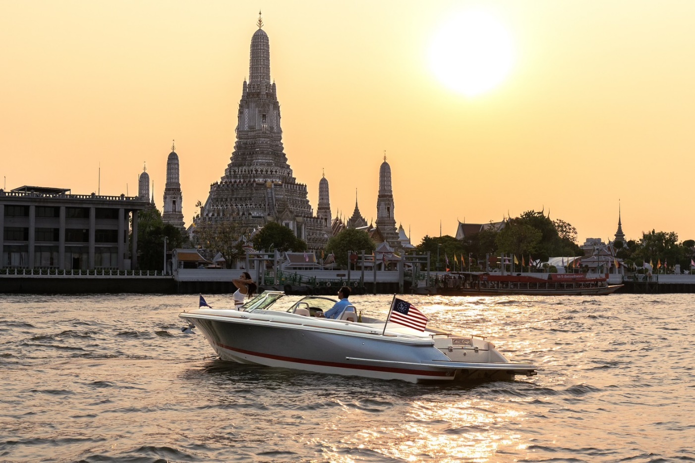 Mô hình 'Launch 27' của Chris-Craft trên sông Chao Phraya ở Bangkok, Thái Lan