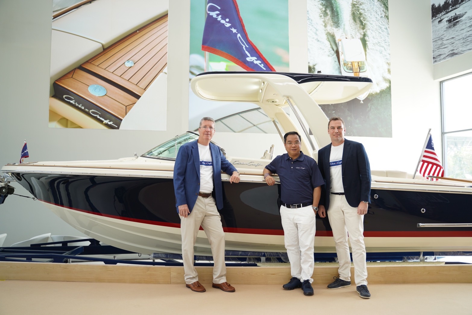 Trái sang phải: Ông Stephen F. Heese, Chủ tịch kiêm Giám đốc điều hành của Chris-Craft Corporation;  Tiến sĩ Sunhavut Thamchuanviriya, Chủ tịch kiêm Giám đốc điều hành Tập đoàn Millennium Group Corporation (ASIA) PCL;  và ông Bjorn Antonsson, Giám đốc phụ trách các vấn đề hàng hải quốc tế, Millennium Group Corporation (ASIA) PCL.