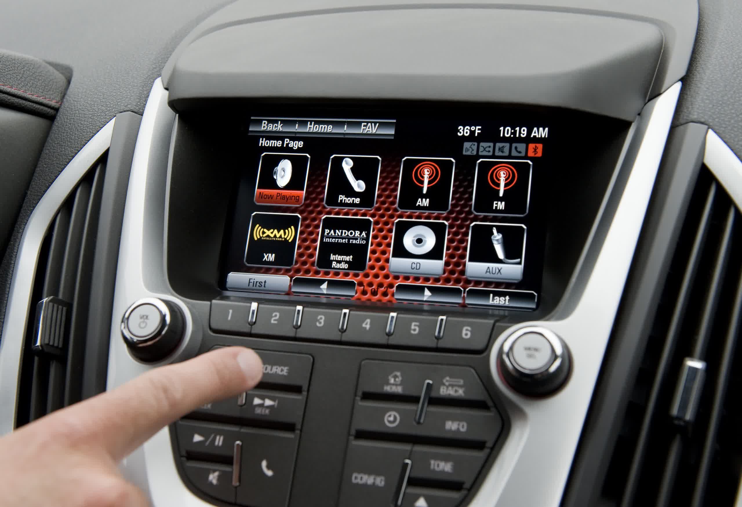 GM sẽ bỏ Apple CarPlay và Android Auto cho tất cả EV bắt đầu từ năm tới GM is ditching Apple CarPlay and Android Auto for all EVs starting next year