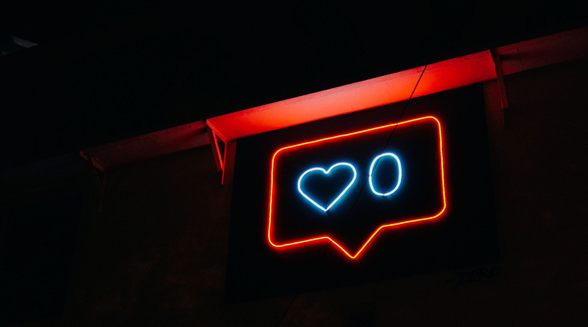 ảnh của biểu tượng giống như phương tiện truyền thông xã hội neon trong phòng tối