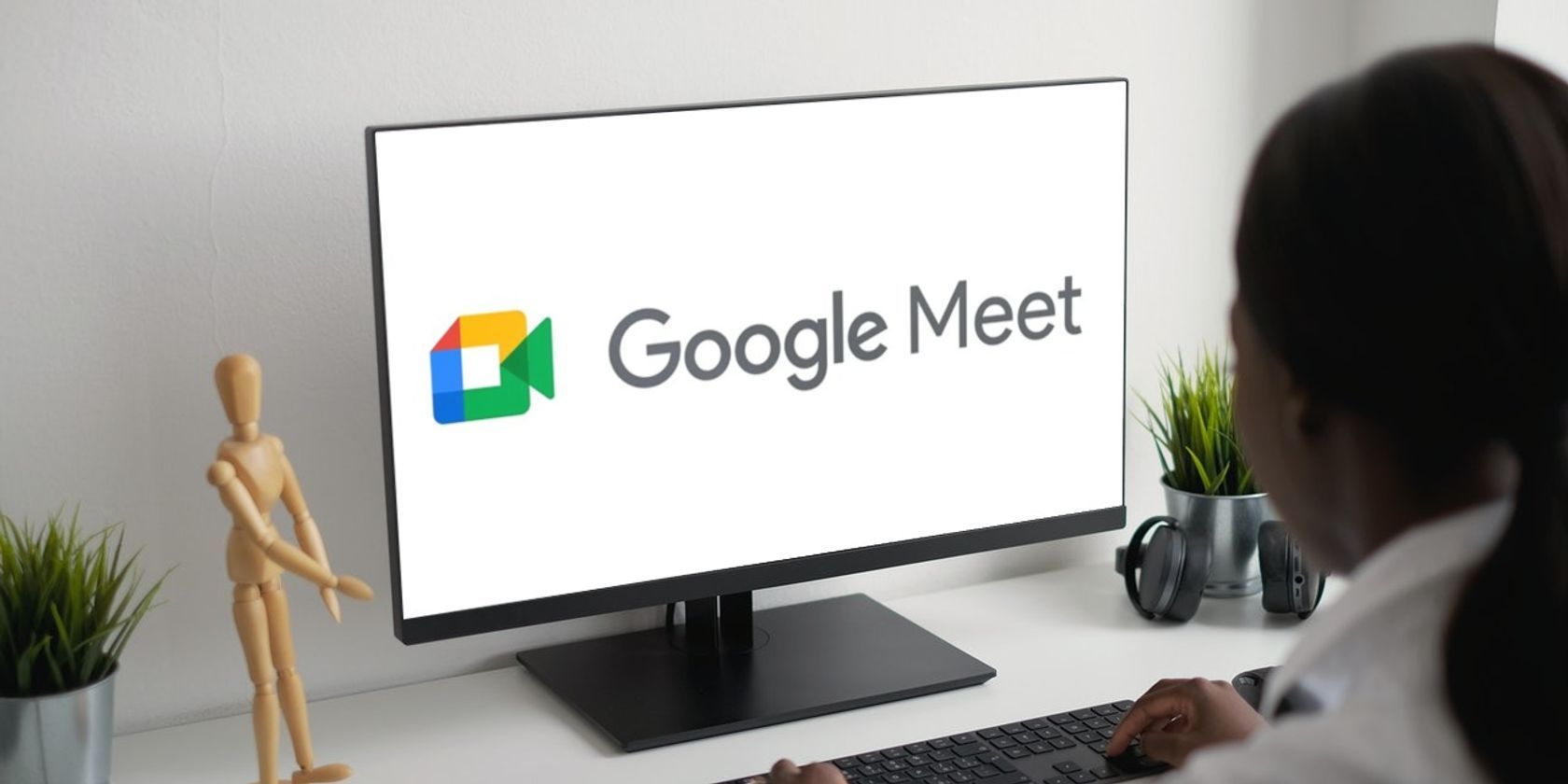 Cách tắt bất kỳ ô video nào trên Google Meet với tùy chọn này Google Meet logo on a computer