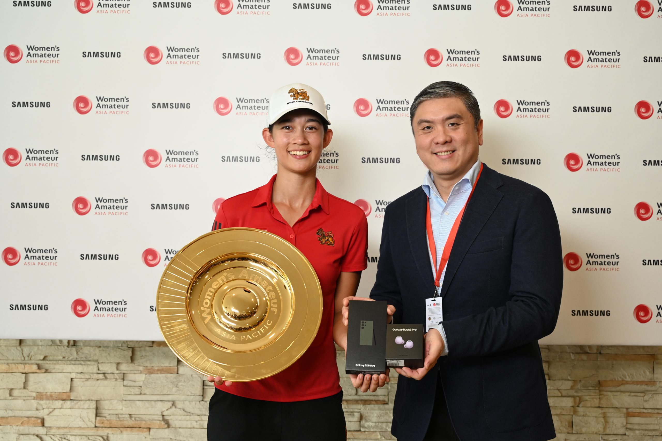 Ronnie Ng, Trưởng bộ phận Trải nghiệm di động, Samsung Electronics Singapore (phải), giới thiệu Nhà vô địch nghiệp dư nữ châu Á-Thái Bình Dương mới, Eila Galitsky của Thái Lan (trái), với Galaxy S23 Ultra và Galaxy Buds2 Pro