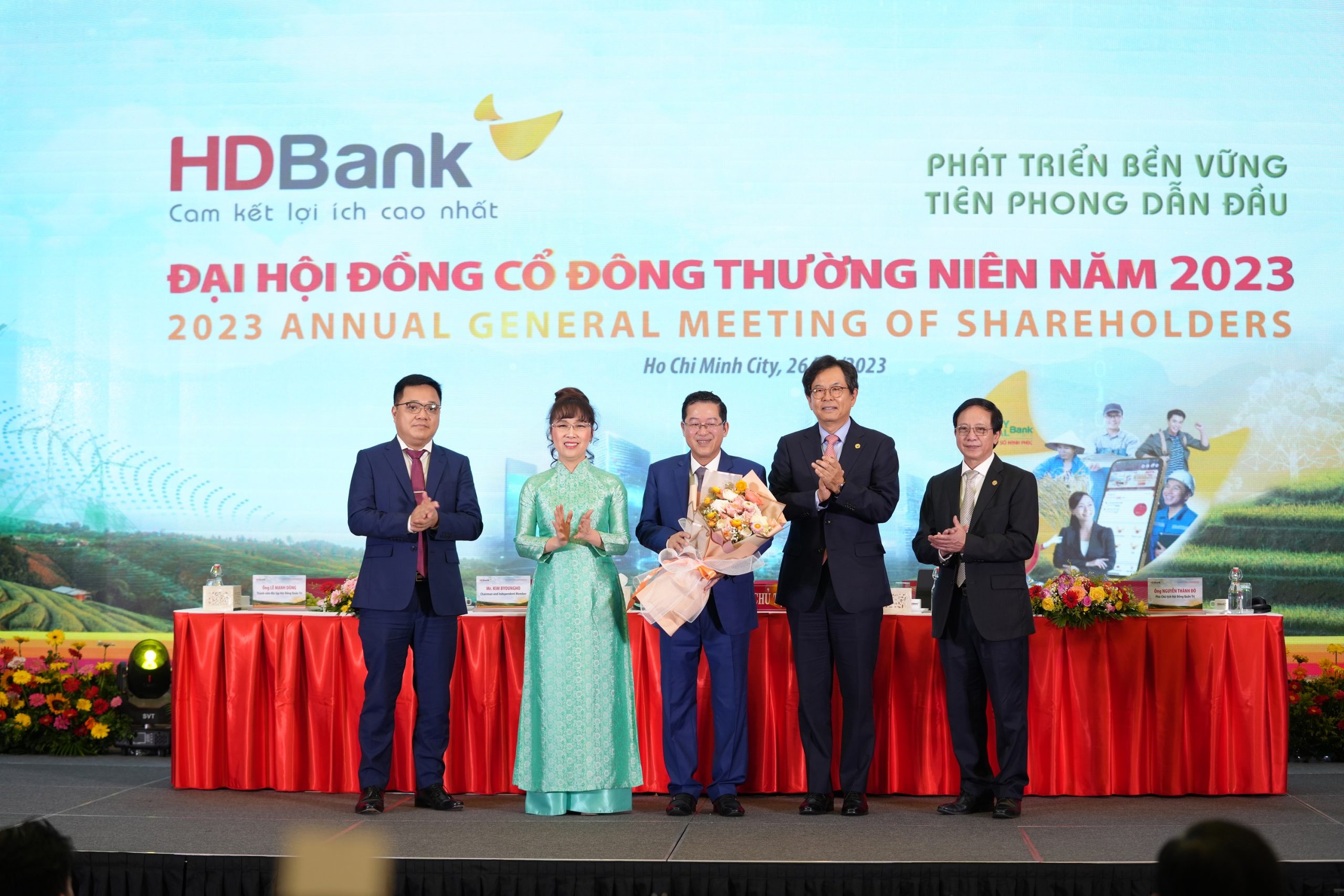 HDBank đặt mục tiêu lãi 13.197 tỷ đồng năm 2023, tăng 29% so với năm 2022 Từ trái sang: Ông Lê Mạnh Dũng, Thành viên HĐQT độc lập HDBank, Bà Nguyễn Thị Phương Thảo, Phó Chủ tịch thường trực HĐQT, Ông Phạm Quốc Thanh, Thành viên HĐQT và Giám đốc điều hành, ông Kim Byoungho, Chủ tịch Hội đồng quản trị, Thành viên Hội đồng quản trị độc lập và ông Nguyễn Thành Đô, Phó Chủ tịch Hội đồng quản trị.