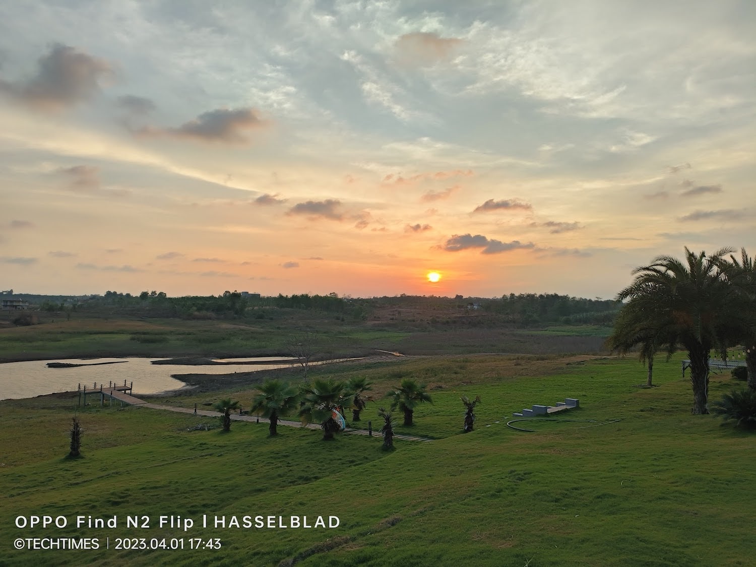 Ánh sáng yếu khiến cho camera của Find N2 Flip ghi lại không được sắc nét nhưng không quá tệ.