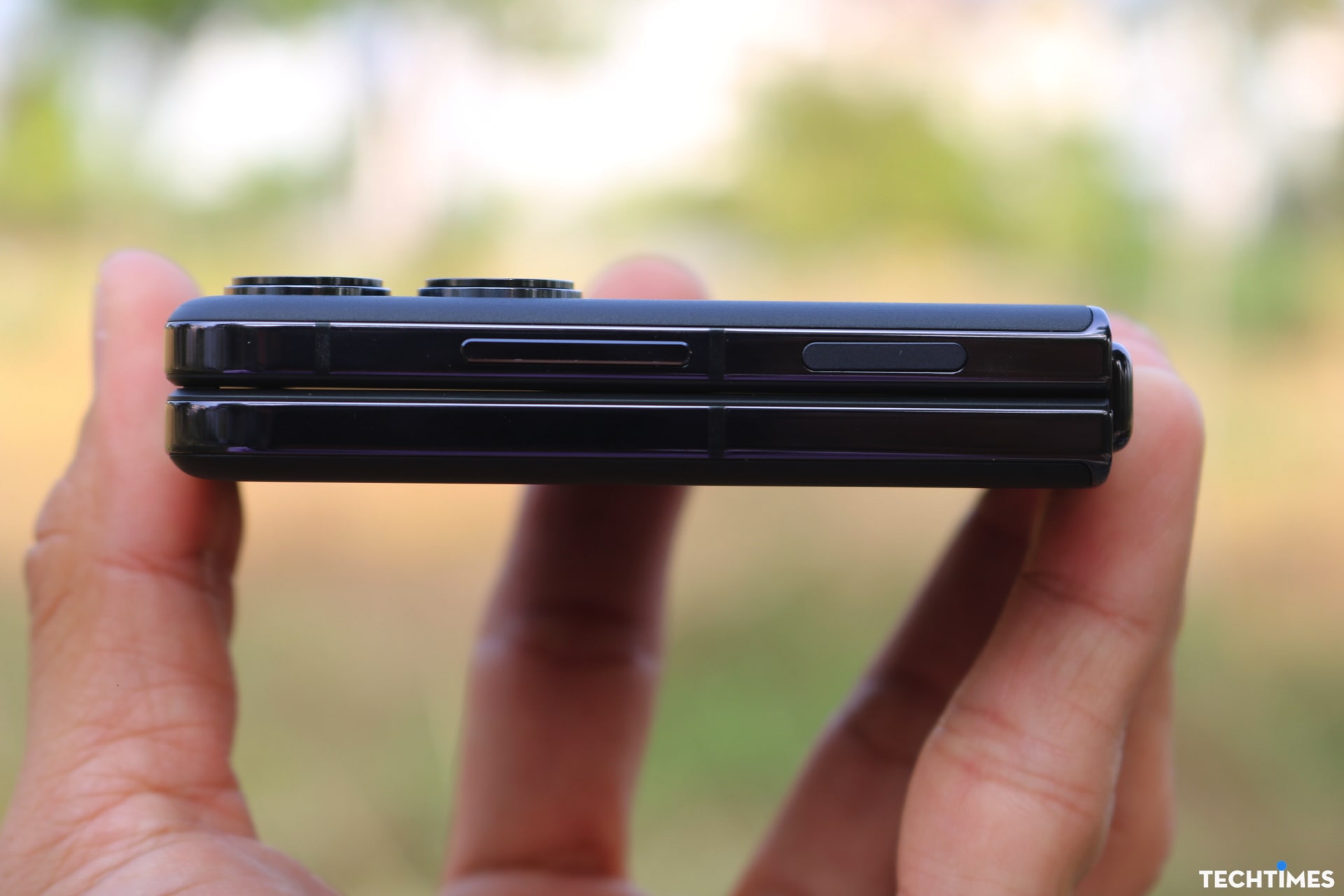 Máy gập lại khá phẳng và ít khe hở nên không lo bụi lọt vào màn hình trong.