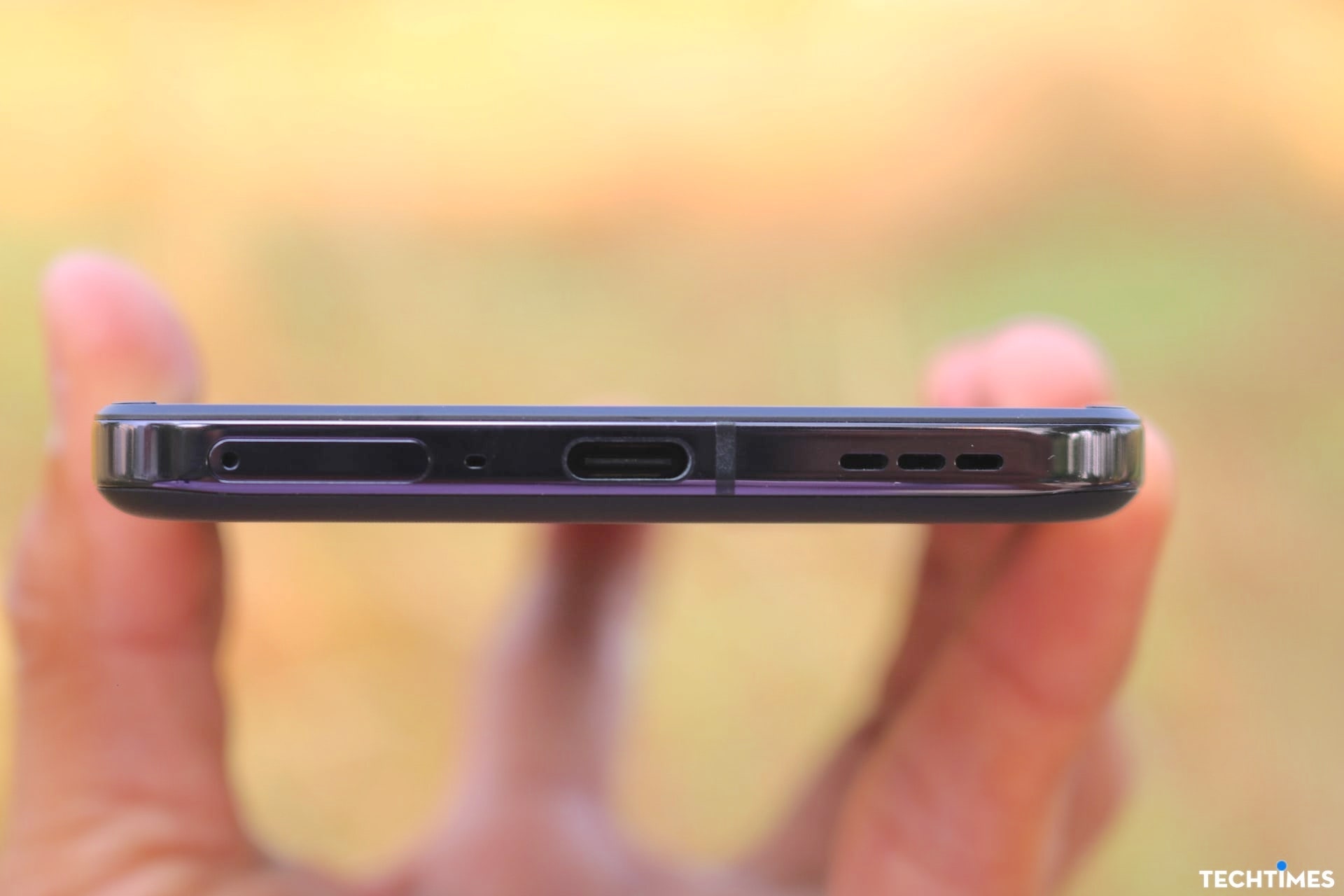 Cạnh dưới của máy "dày đặt" cổng giao tiếp và khe loa.