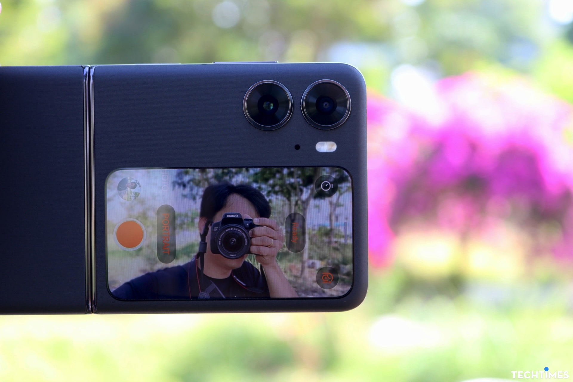 Thêm một khả năng thú vị của màn hình phụ bên ngoài.