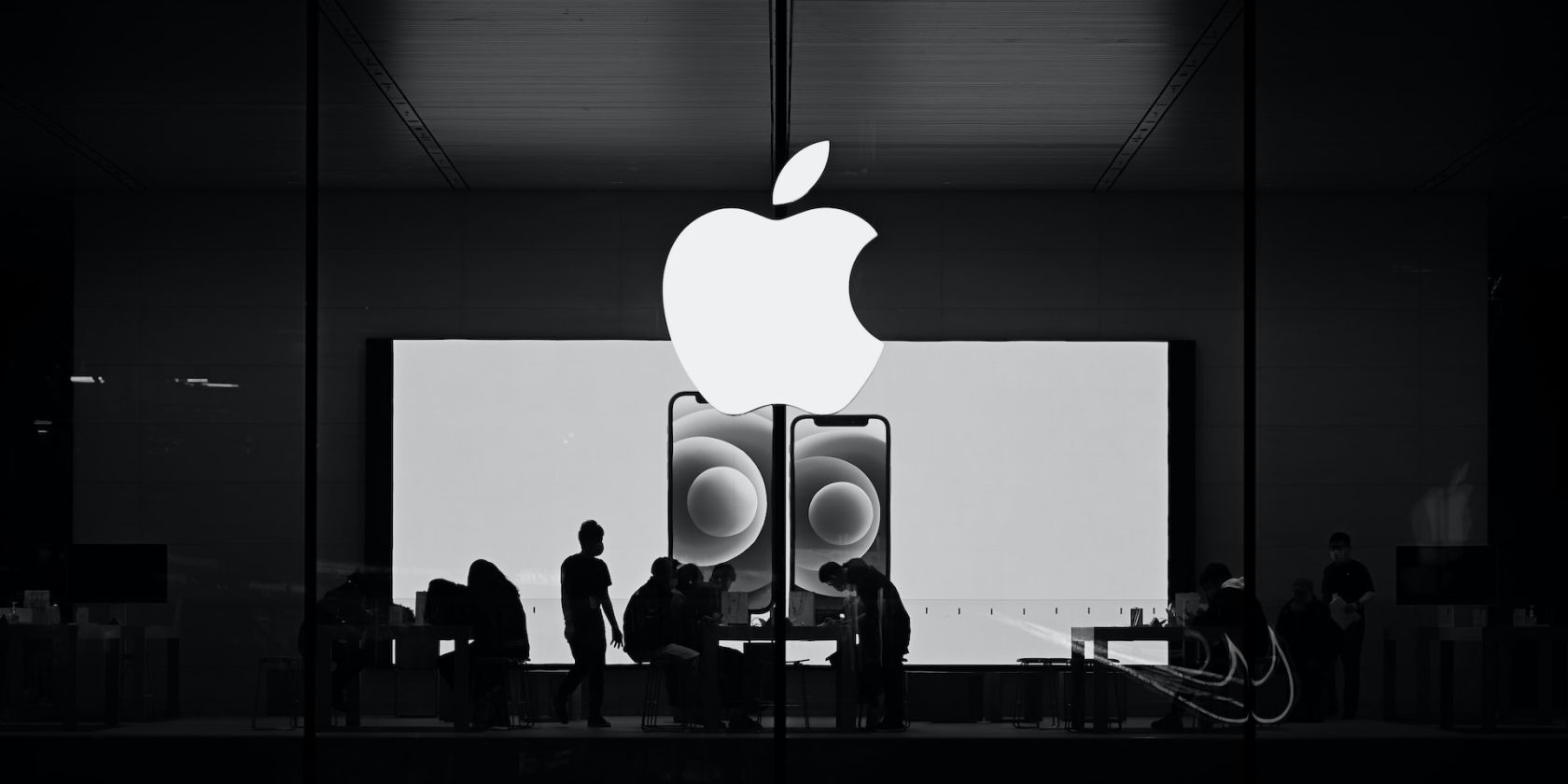 Apple Store với những người ở phía sau