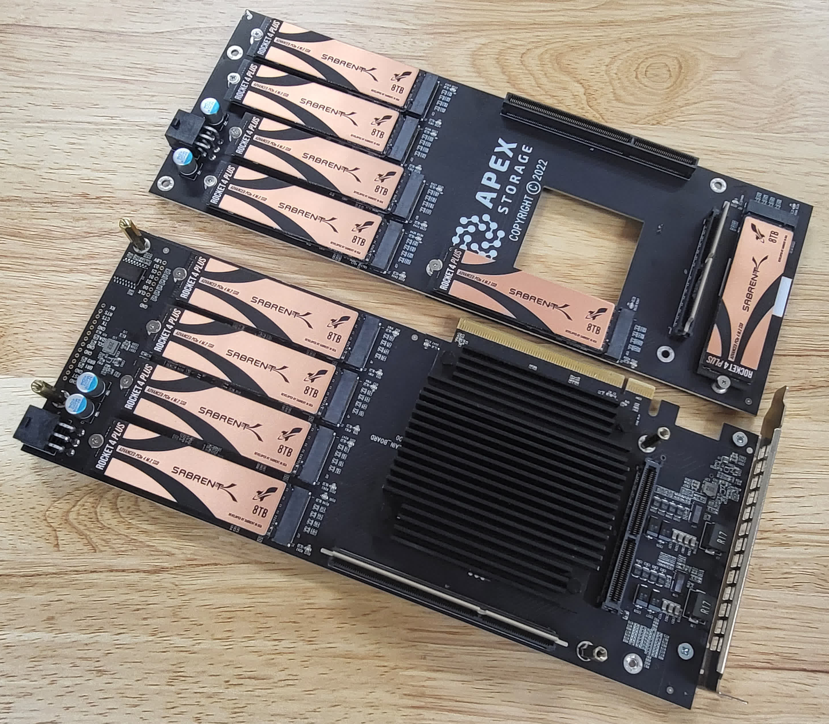 The PCIe nay chua 21 o SSD M2 cho dung TechTimes Vietnam Thẻ PCIe này chứa 21 ổ SSD M.2 cho dung lượng lưu trữ cực nhanh lên tới 168 terabyte
