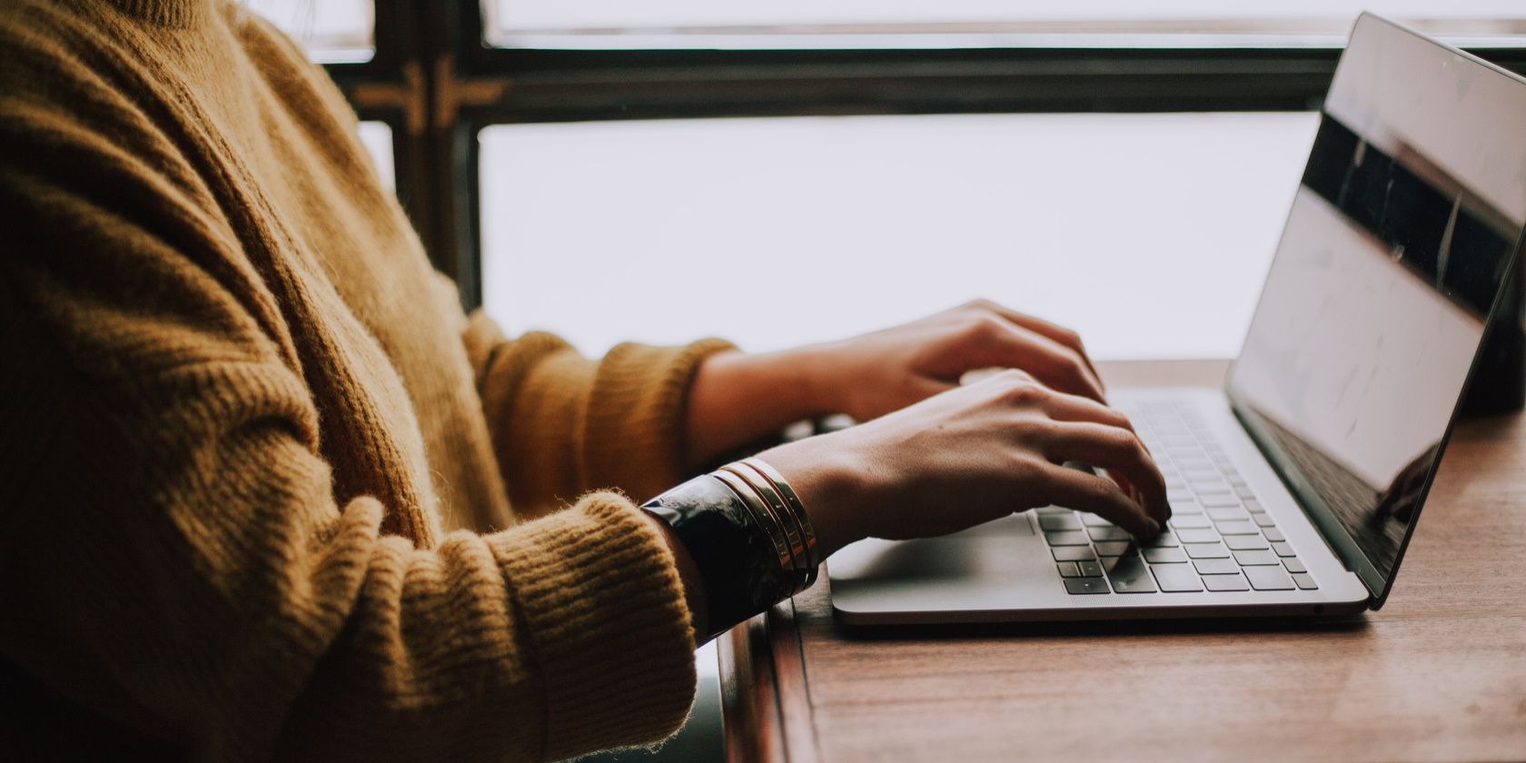 Cách bật hoặc tắt nhanh Bing Chat AI trong Windows 11 Tìm kiếm trên thanh tác vụ A man is working on his laptop