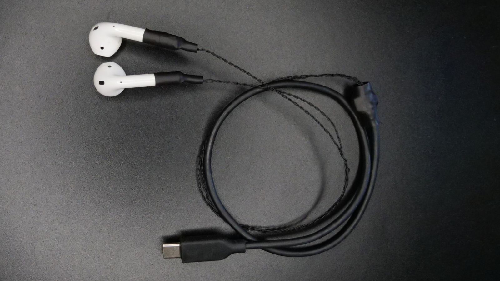 Kỹ sư mang dây và đầu nối USB-C cho AirPods