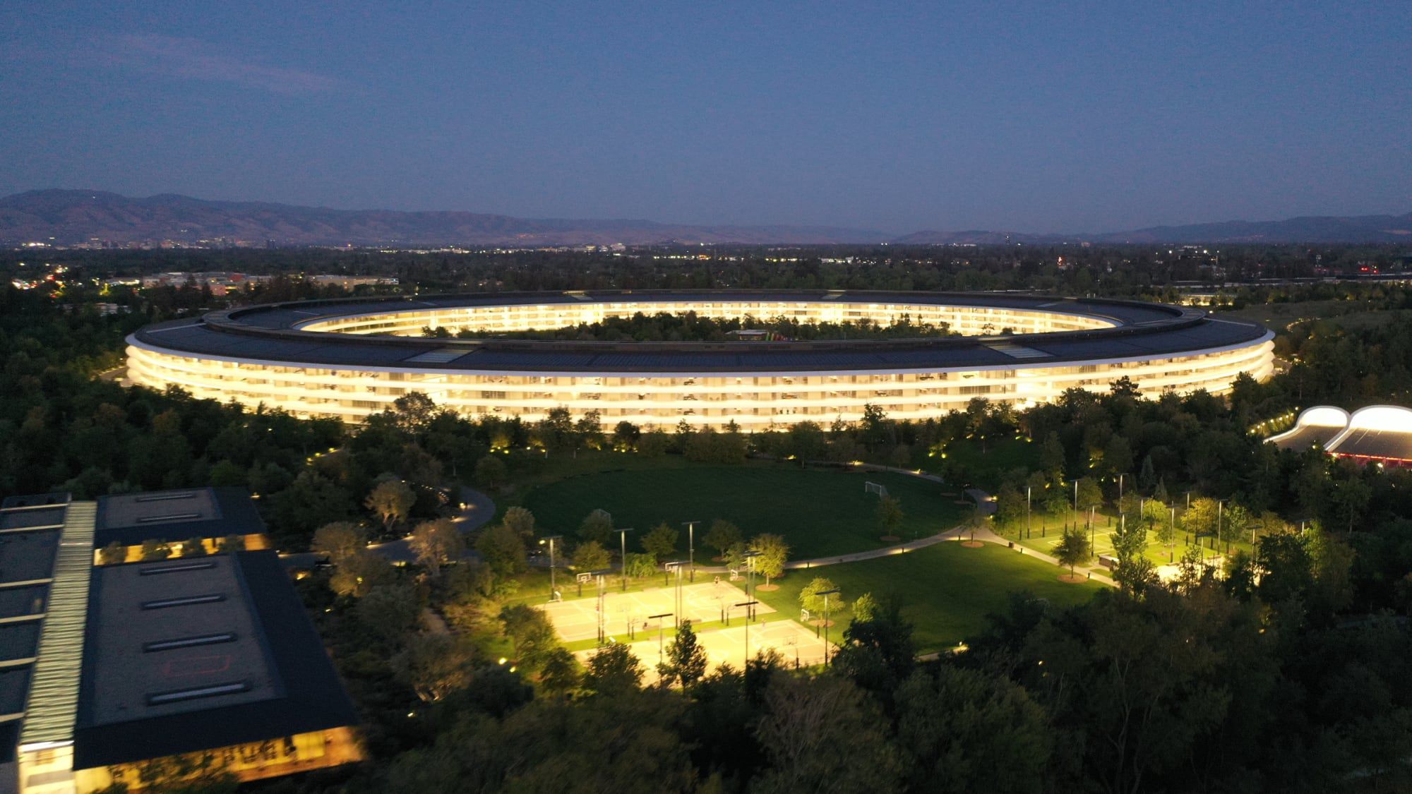 Apple sa thải một số nhân viên bán lẻ của công ty Apple sa thải một số nhân viên bán lẻ của công ty