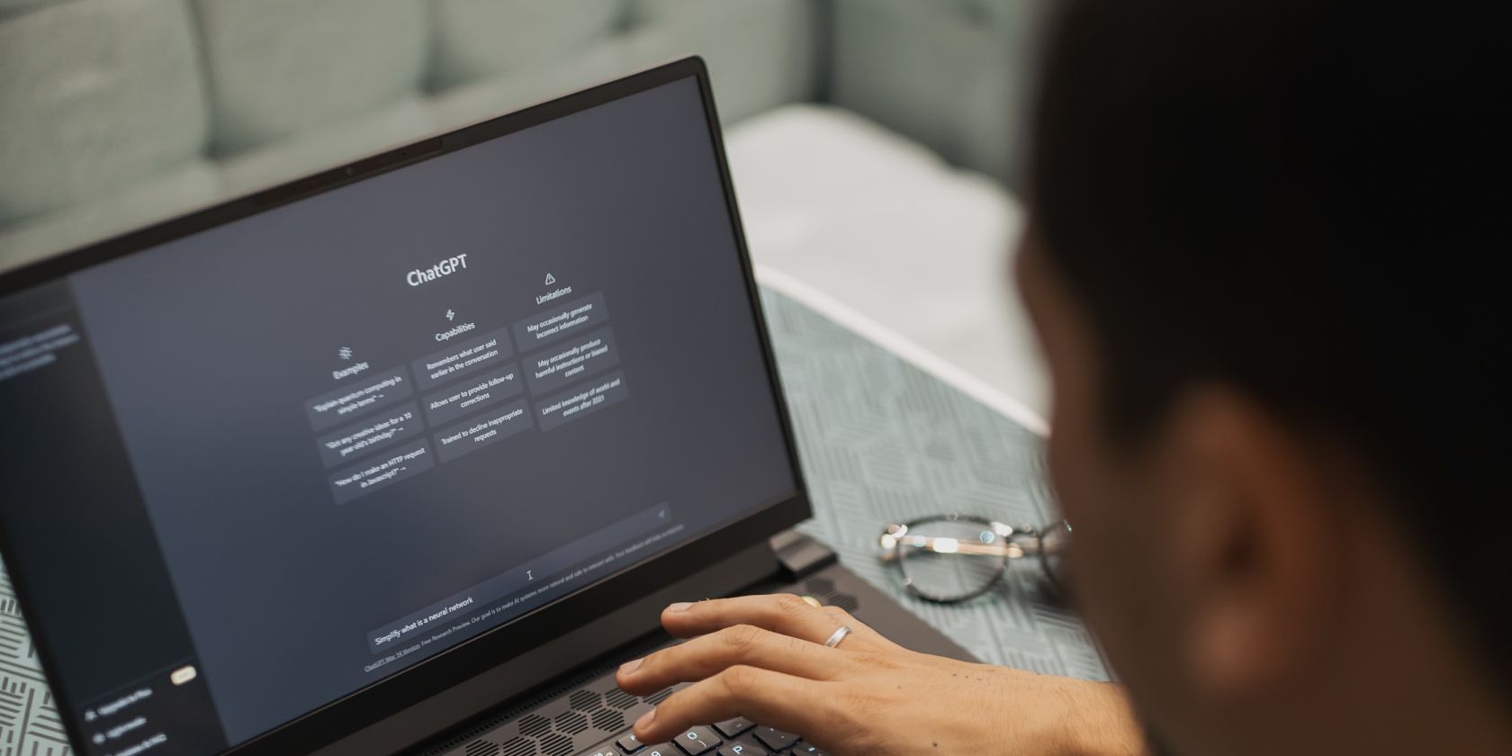 ChatGPT có vấn đề về quyền riêng tư không? A person typing a request into ChatGPT's interface
