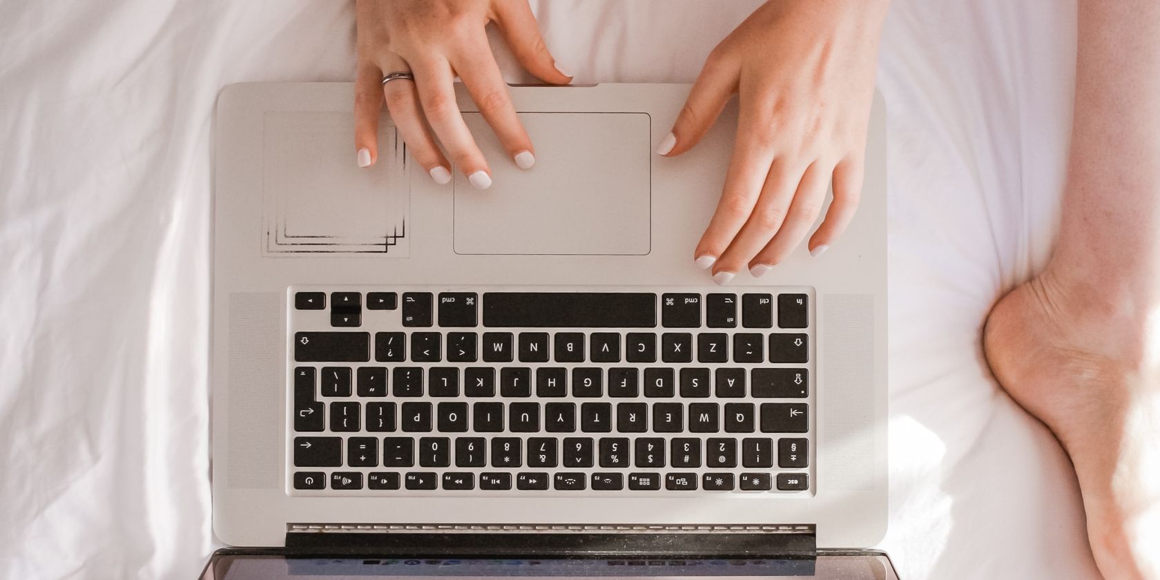 5 lựa chọn thay thế trình duyệt để giảm bớt lo ngại về quyền riêng tư A Person Using A Laptop Sitting On A Bed