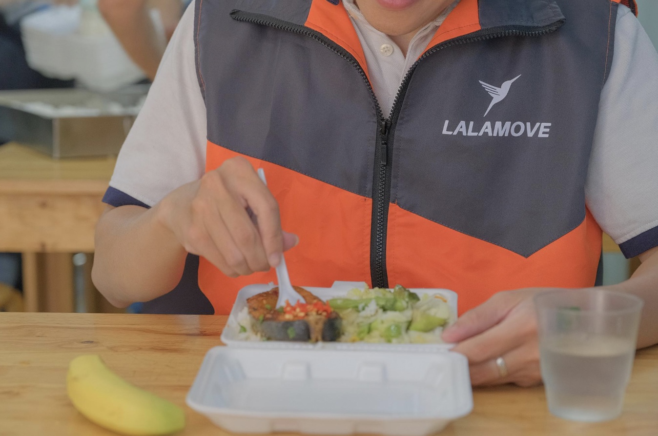Lalamove hỗ trợ người khó khăn thông qua Quỹ Bông Sen TechTimes Vietnam Các bác tài đến và thưởng thức bữa cơm trưa tươm tất và no đủ tại quán cơm Yên vui & Nụ cười