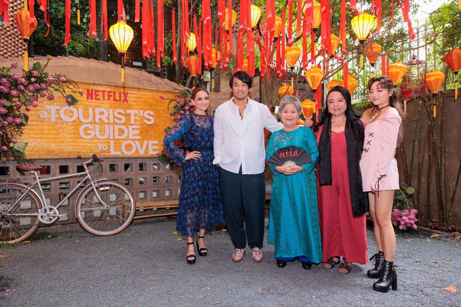 Chia sẻ của dàn diễn viên về hành trình tạo nên bộ phim A Tourist’s Guide to Love TechTimes Vietnam Rachael Leigh Cook, Scott Ly, NSƯT Lê Thiện, Eirene Tran Donohue và Quinn Trúc Trần. Ảnh: Netflix