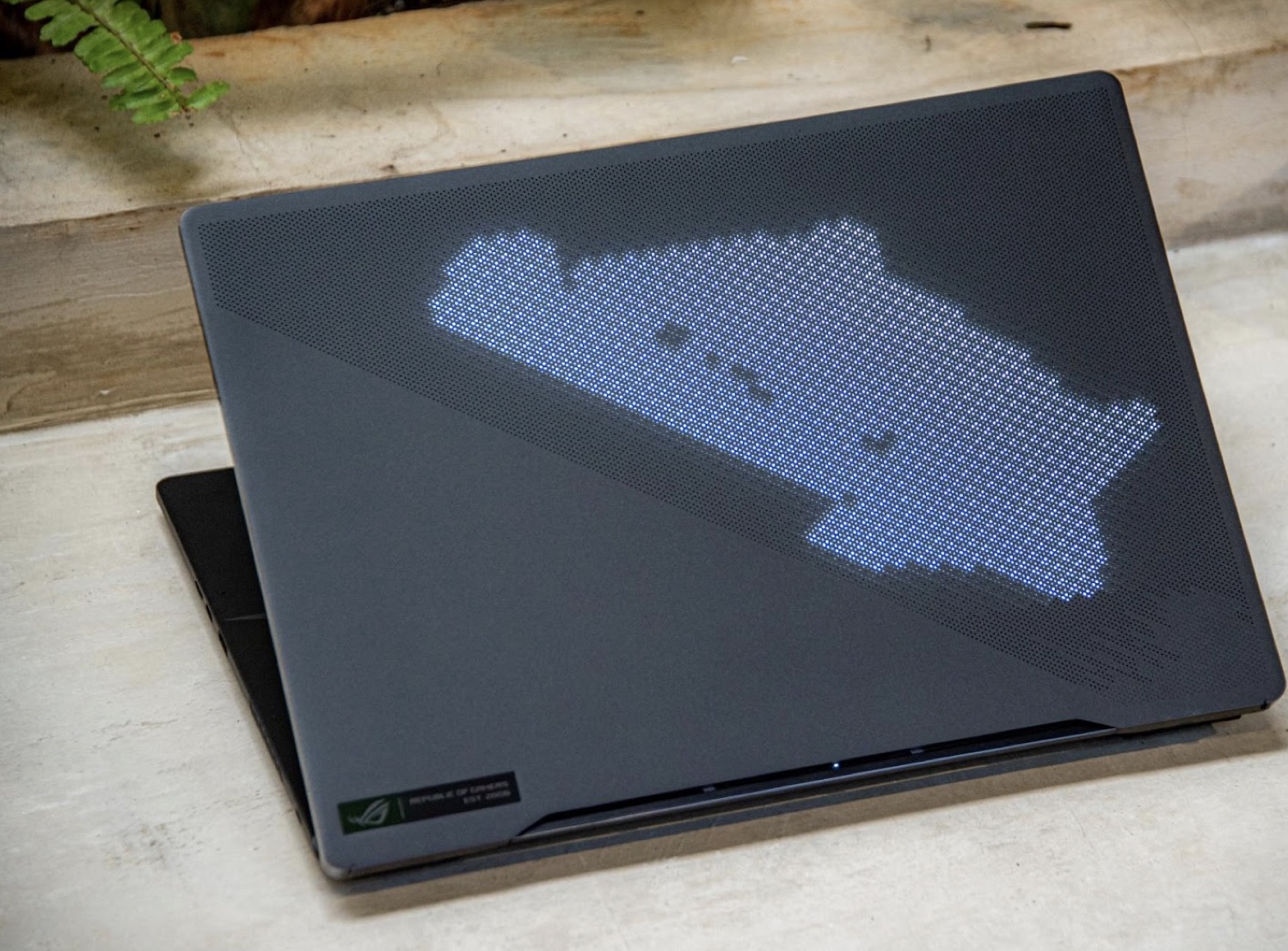 ROG Zephyrus M16 sử dụng Intel Core i9 13900H và NVIDIA GeForce RTX 4070 cho hiệu năng tốt cả khi chơi Game lẫn làm việc đồ hoạ