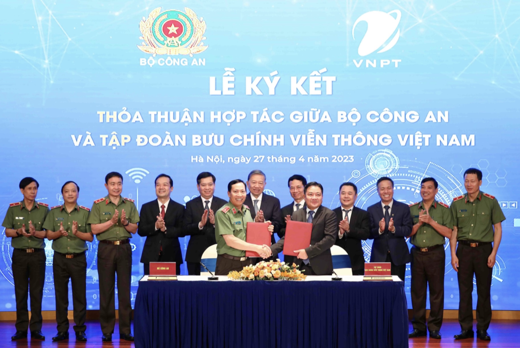 Đại diện Lãnh đạo Bộ Công An và đại diện Tập đoàn VNPT thực hiện ký kết thỏa hợp hợp tác giữa hai Bên