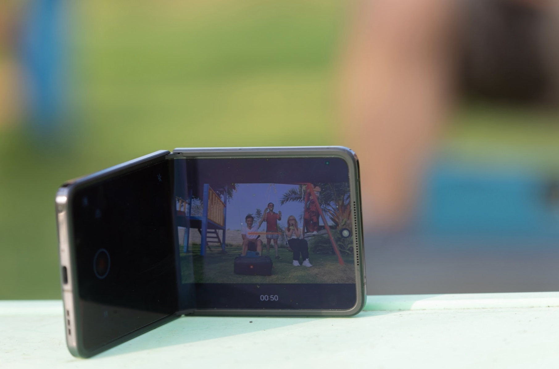 Oppo Find N2 Flip mang đến sự linh hoạt khi chụp ảnh hoặc quay video