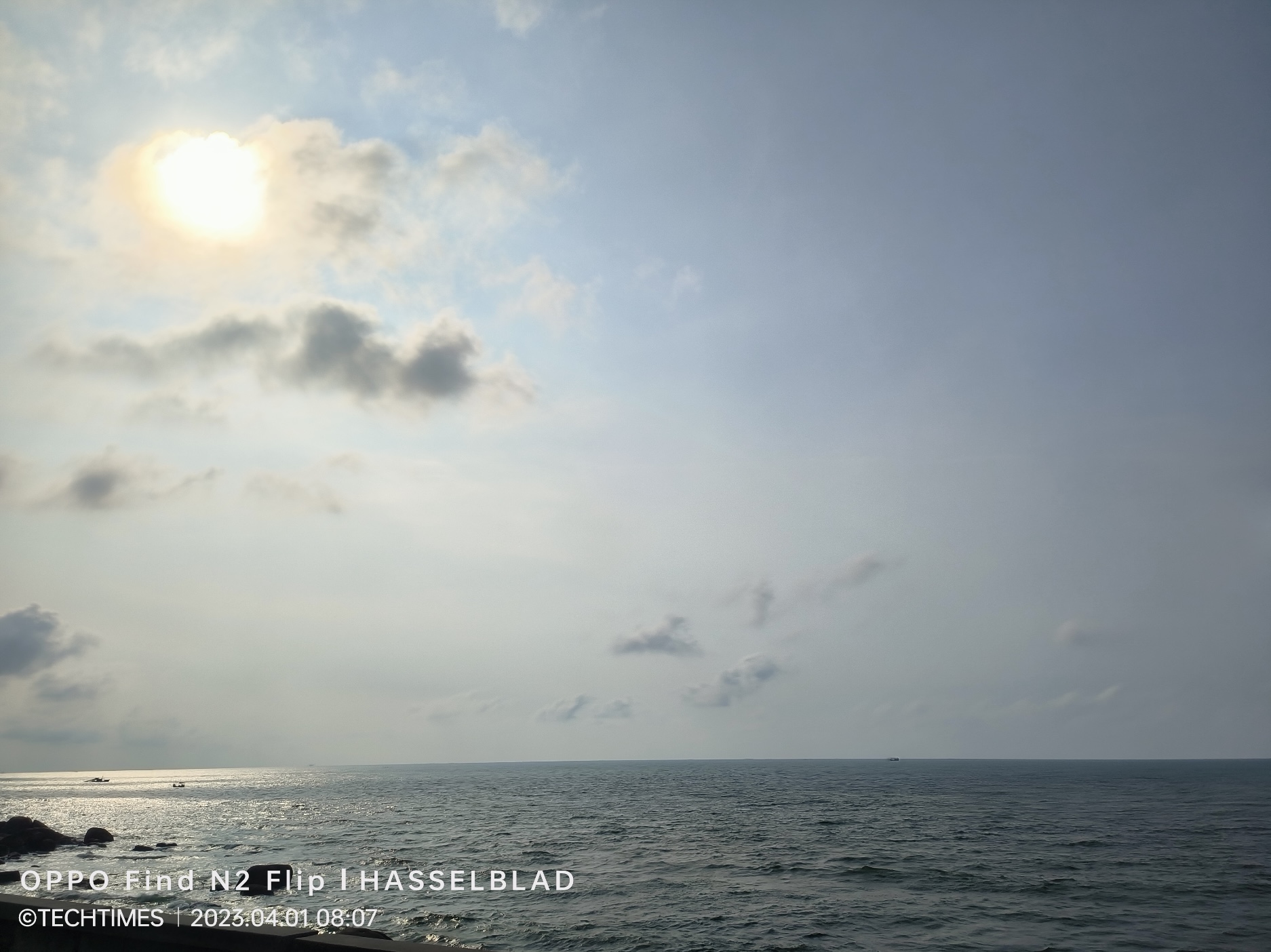 Ở điều kiện đủ sáng, camera chính của Oppo Find N2 Flip chụp ảnh tốt. Chi tiết khá tốt, dải tương phản khá và ảnh chụp cận cảnh sắc nét và được xác định rõ. Màu sắc tổng thể cũng khá chính xác. Mặt khác, camera siêu rộng hơi yếu về độ chi tiết và màu sắc có xu hướng hơi tối và màu sắc có phần ảm đạm.