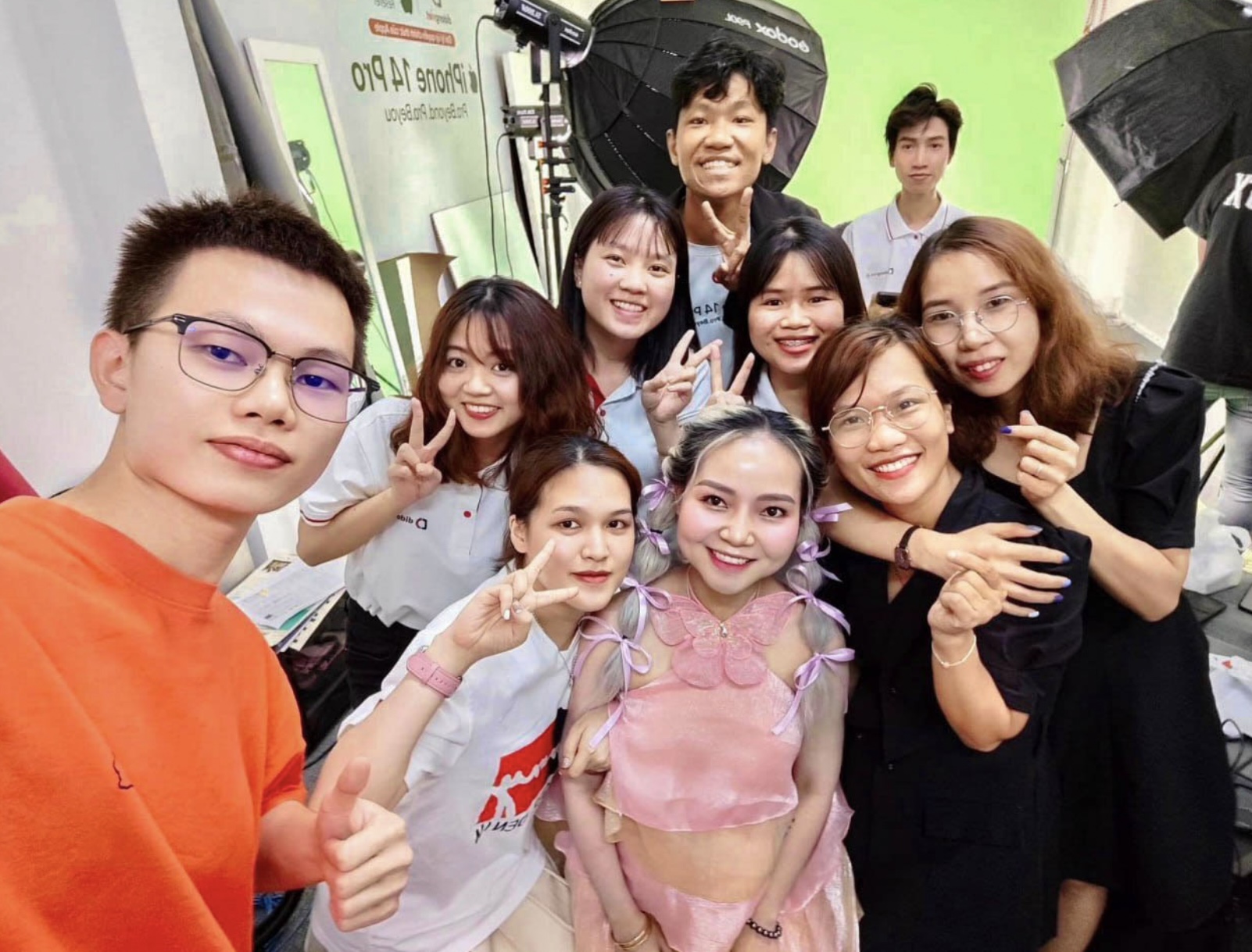 Đại lý bán lẻ công nghệ thu tiền tỷ trong buổi livestream lịch sử suốt 24 giờ
