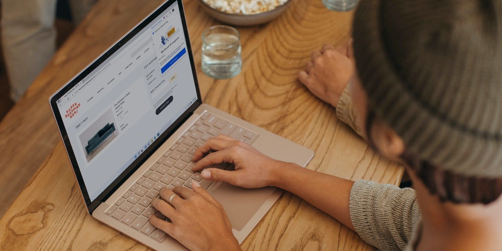 Cách sử dụng các tính năng “Paste as plain text” và “Mouse jump” trong PowerToys Person Typing on a Windows 11 Laptop