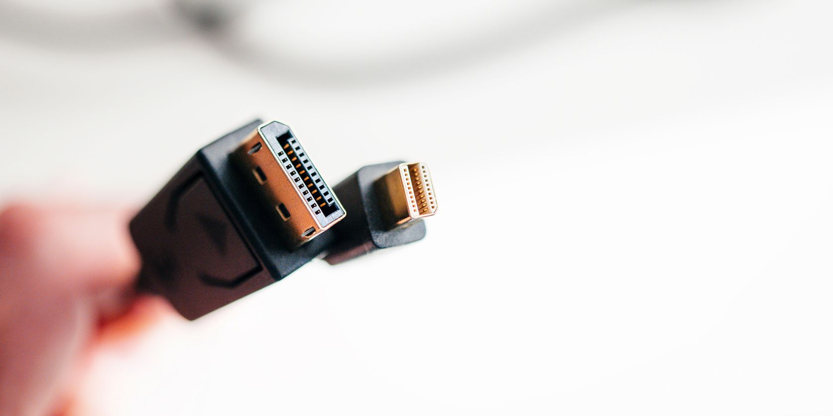 DisplayPort không hoạt động? Cách chẩn đoán và khắc phục person holding displayport cable feature