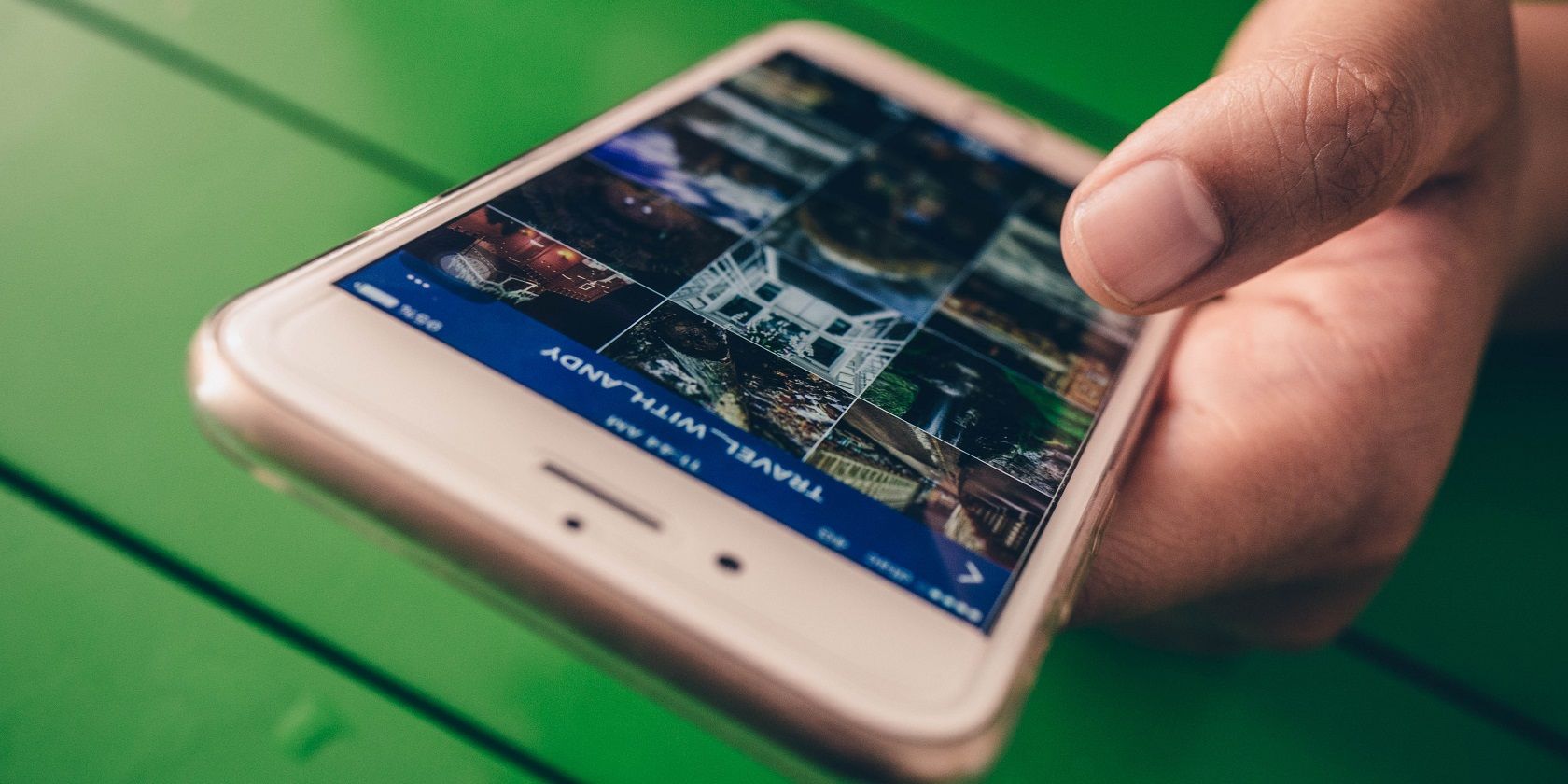 Cách dọn dẹp cuộn camera lộn xộn của bạn: 7 phương pháp đã được thử nghiệm Person Holding iPhone That Shows Camera Roll