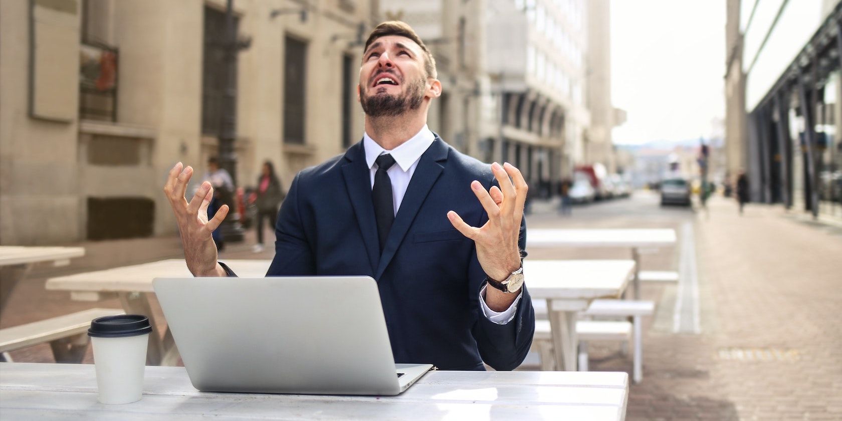 10 sai lầm thường gặp trong kế hoạch ứng phó sự cố và cách tránh chúng Man Lamenting on Laptop