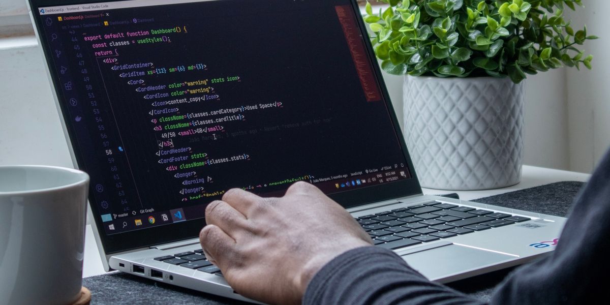 Một nhà phát triển viết mã React trên máy tính xách tay.