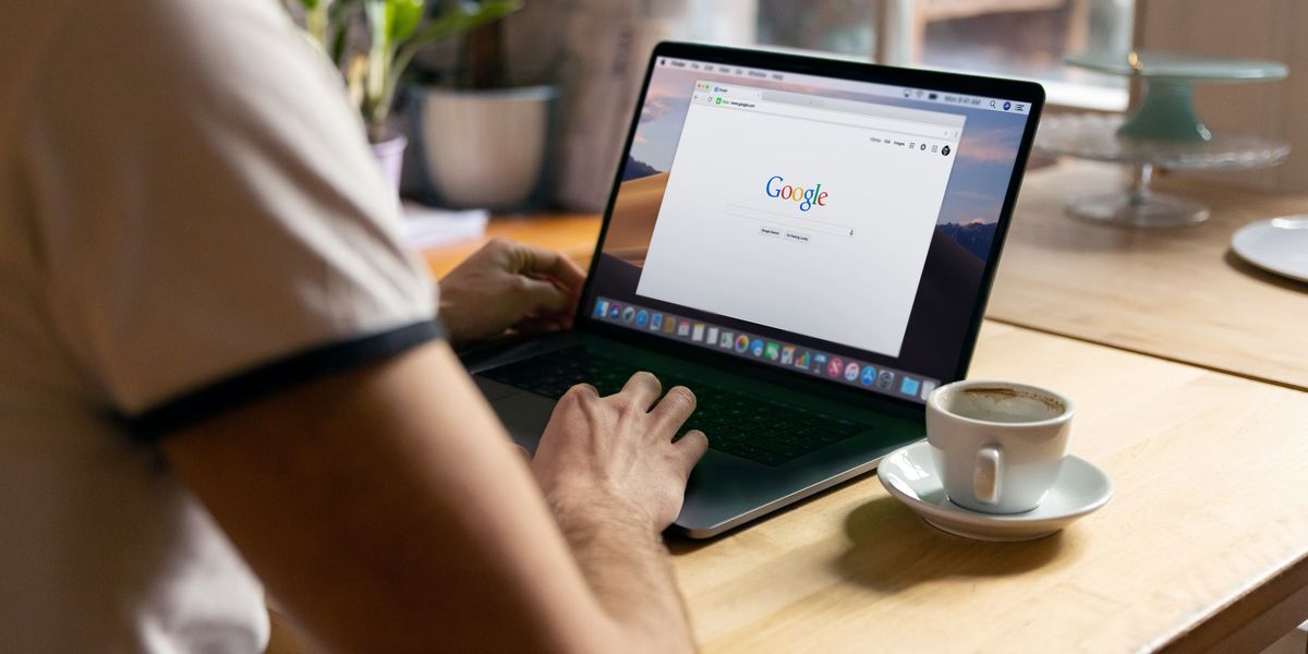 Một người đang xem trang chủ của Google trên máy tính xách tay.