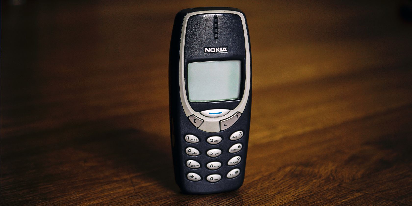 Nokia 3310 đứng trên bàn
