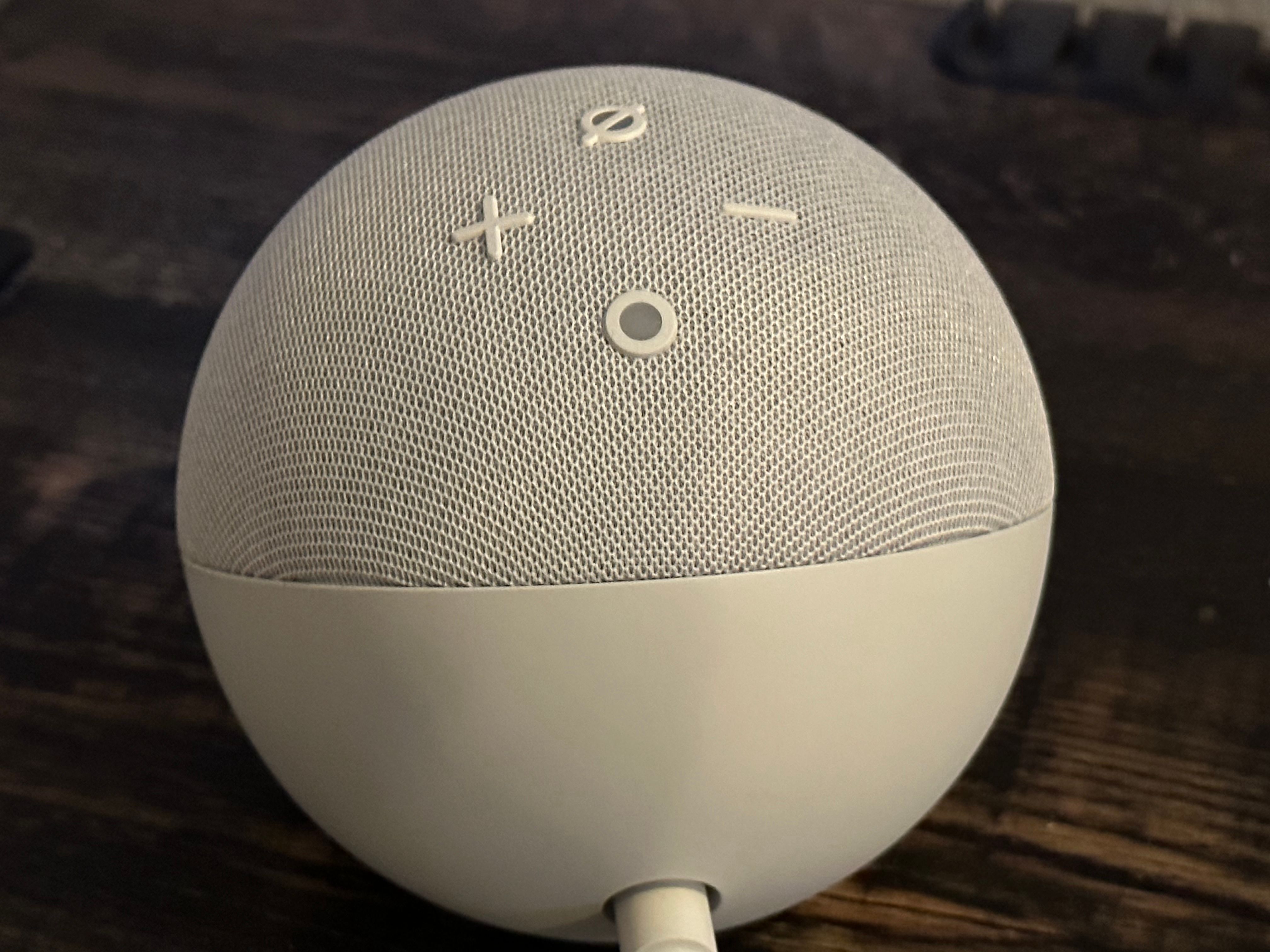 echo dot với đồng hồ thế hệ thứ 5 phía sau