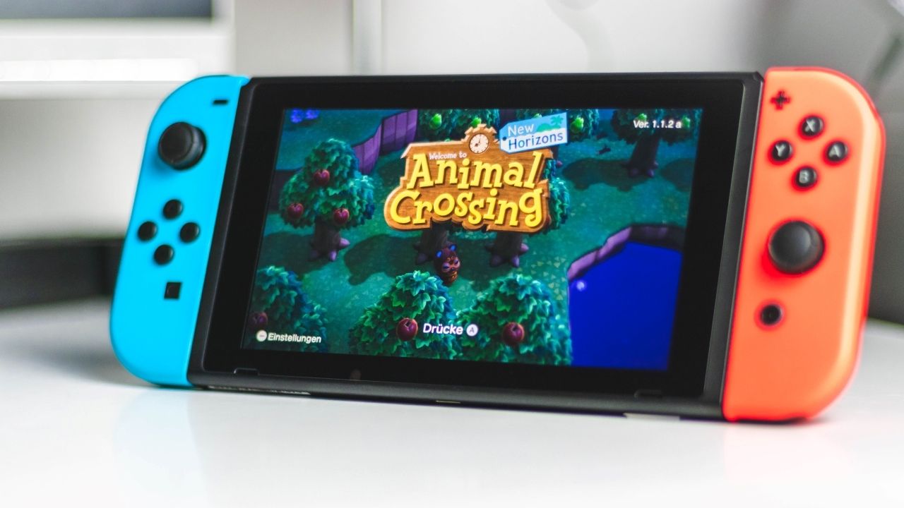 Ảnh chụp Nintendo Switch ở Chế độ cầm tay và đang chạy Animal Crossing 