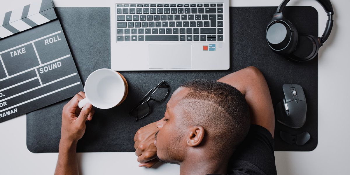 người đàn ông với cái đầu trên bàn