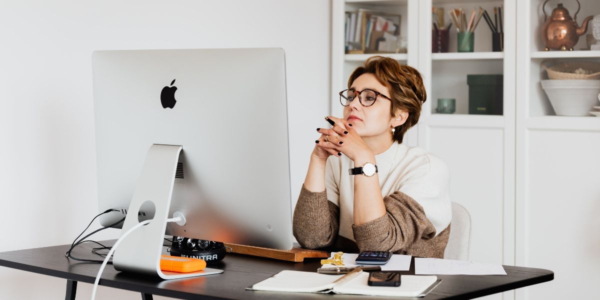 Người phụ nữ trầm ngâm đọc thông tin trên màn hình máy tính 