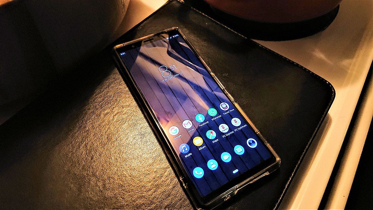 sony xperia trên bàn